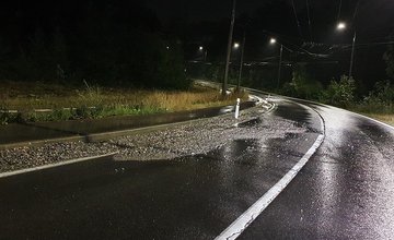 FOTO: Počas nedeľňajšej búrky zatopilo podjazd na Solinkách a vyplavilo štrk na cestu pri lesoparku