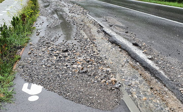 FOTO: Cesta medzi Vlčincami a Solinkami je opäť ťažko prejazdná, motoristi musia zvýšiť opatrnosť