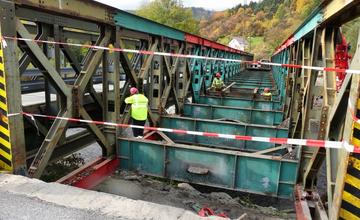 FOTO: Rekonštrukcia dočasného premostenia vo Vraní je v plnom prúde, uzávierka potrvá do 30. novembra