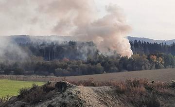 FOTO: V blízkosti diaľnice D1 pri Hôrkach horí skládka dreva, oheň sa rýchlo rozširuje