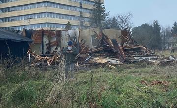 FOTO: Hasiči od skorých ranných hodín likvidujú v Žiline požiar opustenej bytovky 