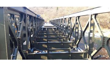 FOTO: Zábery z rekonštrukcie mostov vo Vraní a ich následnej záťažovej skúšky
