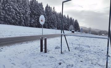 FOTO: Predpovedané sneženie zasiahlo Kysuce, najväčšiu nádielku hlásia v obci Makov