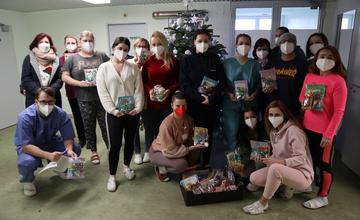 FOTO: Žilinská nemocnica dostala od školákov milú poštu: V zásielkach si našli kresby aj rôzne darčeky