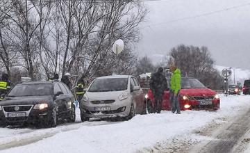 FOTO: Sneženie spôsobuje komplikácie na cestách v Žilinskom kraji aj na Štedrý deň