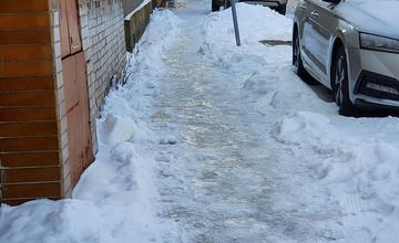FOTO: Viaceré chodníky v Žiline sú pokryté ľadom, neočistené sú aj schodiská či zastávky MHD