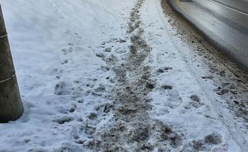FOTO: Viaceré chodníky v Žiline sú pokryté ľadom, neočistené sú aj schodiská či zastávky MHD