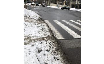 FOTO: Kritická situácia na chodníkoch počas zimy v Žiline