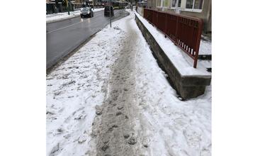 FOTO: Kritická situácia na chodníkoch počas zimy v Žiline