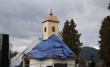 FOTO: Rekonštrukcia strechy kaplnky na Starom cintoríne v Žiline