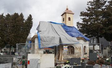 FOTO: Rekonštrukcia strechy kaplnky na Starom cintoríne v Žiline