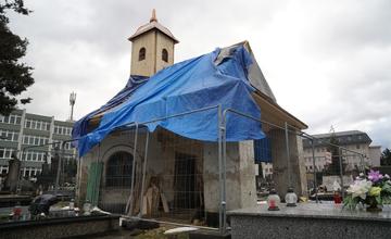 FOTO: Rekonštrukcia strechy kaplnky na Starom cintoríne v Žiline