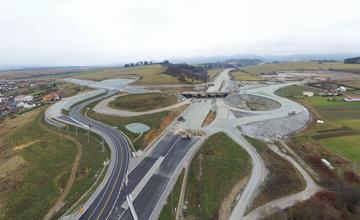 FOTO: Národná diaľničná spoločnosť zverejnila aktuálne zábery z výstavby úseku Lietavská Lúčka - Dubná Skala