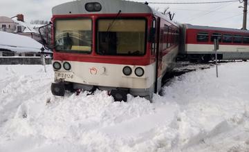 FOTO: Na železničnom priecestí v Tvrdošíne narazil vlak do kamióna