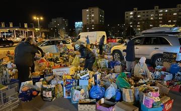 FOTO: Zbierku materiálnej pomoci obyvateľom Ukrajiny podporilo množstvo ľudí, naplnili už sedem dodávok