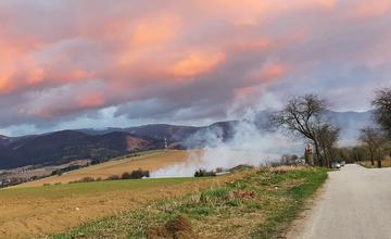 FOTO: V obci Rosina horí objekt v areáli bývalého poľnohospodárskeho družstva