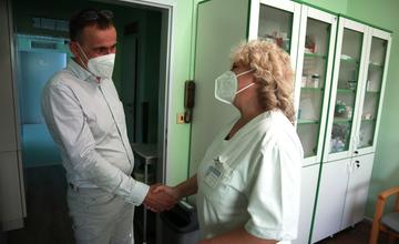 FOTO: Na Medzinárodný deň sestier dostali sestry v žilinskej nemocnici medovníkové srdiečka