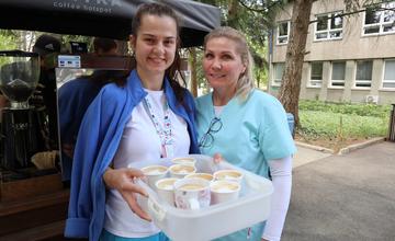 FOTO: Na Medzinárodný deň sestier dostali sestry v žilinskej nemocnici medovníkové srdiečka