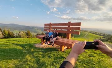 FOTO: Najväčšia lavička na Slovensku v Skalitom