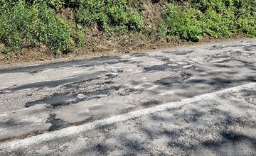 FOTO: Poškodená cesta z Budatína do Tepličky nad Váhom