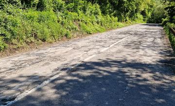 FOTO: Poškodená cesta z Budatína do Tepličky nad Váhom