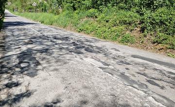 FOTO: Poškodená cesta z Budatína do Tepličky nad Váhom
