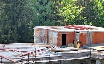 FOTO: Zámok Kunerad dostáva novú strechu, vo štvrtok namontovali prvé časti konštrukcie