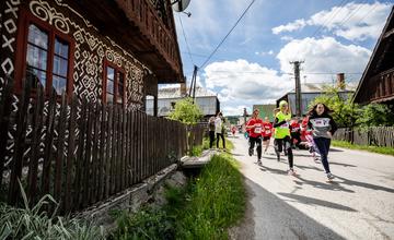 FOTO: Bežci na pretekoch Behaj lesmi v Čičmanoch vyzbierali finančné prostriedky pre obec aj seniorov