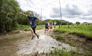 FOTO: Bežci na pretekoch Behaj lesmi v Čičmanoch vyzbierali finančné prostriedky pre obec aj seniorov