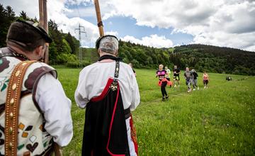 FOTO: Bežci na pretekoch Behaj lesmi v Čičmanoch vyzbierali finančné prostriedky pre obec aj seniorov