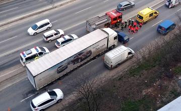 FOTO: Dopravné nehody pri zbiehaní jazdných pruhov pod žilinským Rondlom