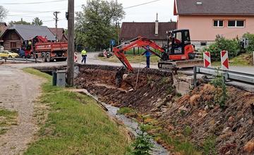 FOTO: Budovanie oporného múru pod cestou III/2192 v Slovenskom Pravne