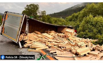 FOTO: Nehoda kamiónu pri Ružomberku vo štvrtok 9. júna 2022