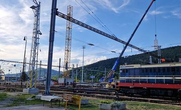 FOTO: Na železničnej stanici v Žiline začali s montážou žeriavu, ktorý bude pracovať na výstavbe premostenia