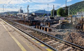 FOTO: Na železničnej stanici v Žiline začali s montážou žeriavu, ktorý bude pracovať na výstavbe premostenia