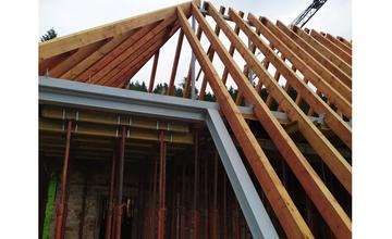 FOTO: Kuneradský zámok dostáva novú strechu, práce napredujú výrazným tempom