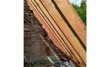 FOTO: Kuneradský zámok dostáva novú strechu, práce napredujú výrazným tempom