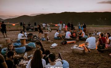 FOTO: Melody Sunset – jedinečný festival v Rajeckej doline nabitý programom, gastro zážitkami a hudbou 12 dídžejov