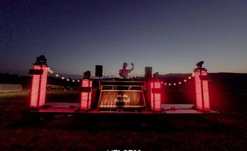 FOTO: Melody Sunset – jedinečný festival v Rajeckej doline nabitý programom, gastro zážitkami a hudbou 12 dídžejov