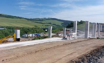 FOTO: Na stavbe nového úseku rýchlostnej cesty na Orave sa aktívne pracuje, počas leta prebiehajú zemné práce