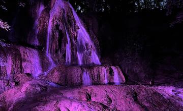 FOTO: Lúčanský vodopád hýri po zotmení farbami