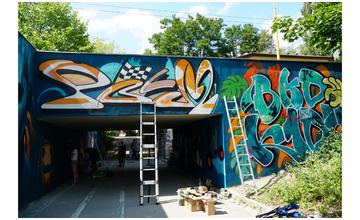FOTO: Podchod na sídlisku Vlčince skrášlilo viac ako 30 street a graffiti umelcov z celého Slovenska