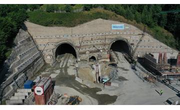FOTO: Výstavba diaľničného tunela Višňové pokračuje aj v letných mesiacoch