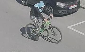 FOTO: V Žiline ukradli ďalšie tri bicykle, páchateľov zachytila kamera