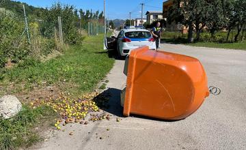FOTO: Diviaky v žilinskej mestskej časti Bánová prevrátili ďalší kôš