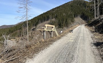 FOTO: Nadrozmená lavička z Rajeckej doliny našla po demontáži nové miesto