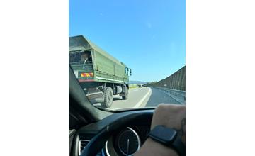 FOTO: Aktuálne prechádza cez Žilinský kraj konvoj vojenských vozidiel