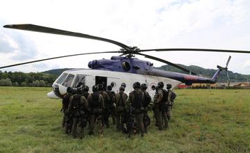 FOTO + VIDEO: Žilinskí kukláči absolvovali výcvik zlaňovania z vrtuľníka do neprístupného terénu