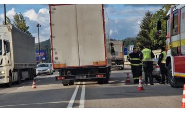 FOTO: Nehoda kamiónu a dvoch osobných vozidiel na Mostnej v Žiline