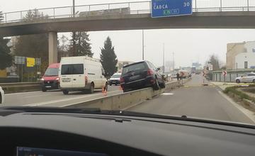 FOTO: Nehody na Mostnej ulici v Žiline, pri ktorých autá vybehli na deliace zvodidlá